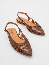 Gabor Damenschuhe | Zwei braune, geflochtene, braune Slingpumps mit spitz zulaufender Form und flachem Absatz - Frühjahr/Sommer 2026 | © Gabor Shoes GmbH, Rosenheim