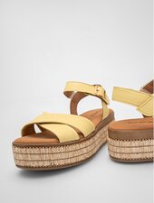Gabor Damenschuhe | Zwei gelbe Plateau-Sandalen mit Bastsohle stehen leicht versetzt nebeneinander - Frühjahr/Sommer 2026 | © Gabor Shoes GmbH, Rosenheim