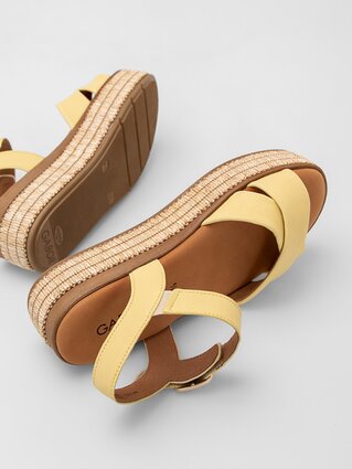 Gabor damskor | Två gula platåsandaler med bast- eller repsula, placerade bredvid varandra – Vår/Sommar 2026 | © Gabor Shoes GmbH, Rosenheim
