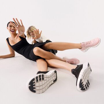 Gabor damskor | Två kvinnor ligger på golvet, fokus på sportiga rosa och svarta sneakers med vit sula – Vår/Sommar 2026 | © Gabor Shoes GmbH, Rosenheim