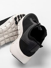 Gabor Herrenschuhe | Zwei schwarze Sneaker mit weißer, flexibler Sohle, von schräg hinten fotografiert- Frühjahr/Sommer 2026 | © Gabor Shoes GmbH, Rosenheim