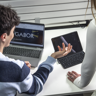 Zwei Personen im Büro besprechen Inhalte auf Laptop und Tablet mit Gabor‑Website. | © Gabor Shoes GmbH, Rosenheim