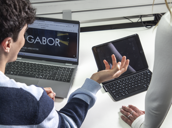 Zwei Personen im Büro besprechen Inhalte auf Laptop und Tablet mit Gabor‑Website. | © Gabor Shoes GmbH, Rosenheim