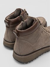 Gabor Damenschuhe | Zwei grau-braune Stiefel stehen nebeneinander, von hinten fotografiert - Frühjahr/Sommer 2026g | © Gabor Shoes GmbH, Rosenheim