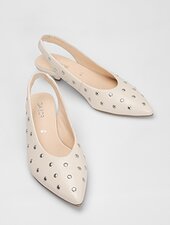 Gabor Damenschuhe | Beigefarbene Slingpumps mit spitzer Kappe, silbernen Nieten auf dem Obermaterial und kleinem Absatz - Frühjahr/Sommer 2026 | © Gabor Shoes GmbH, Rosenheim