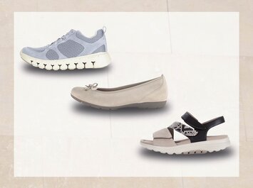 Tre olika skor visas mot en ljus bakgrund: en sportig, ljusgrå sneaker uppe till vänster, en beige ballerina i mitten och en beige sandal med svart rem och mönster nere till höger. | © Gabor Shoes GmbH, Tyskland