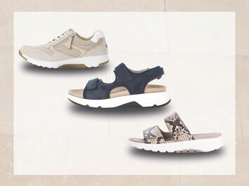 Tre olika damskor visas bredvid varandra mot en ljus bakgrund: en beige sneaker uppe till vänster, en mörkblå sandal med kardborrband i mitten och en platt slide med ormmönster nere till höger. | © Gabor Shoes GmbH, Tyskland