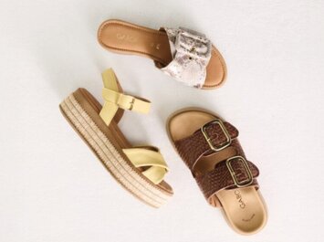 Drei Damen-Sandalen in Schlangenoptik, Gelb mit Plateau und Braun mit Schnallen auf hellem Hintergrund. | © Gabor Shoes GmbH, Rosenheim