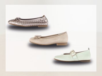 Tre platta damskor visas under varandra: överst en flätad sko i metallic-look med rosett, i mitten en beige mockasko med rosett, nederst en ljusgrön sko med spänne. | © Gabor Shoes GmbH, Tyskland