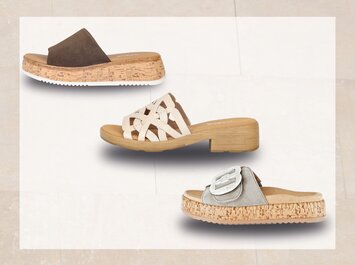 Drei Damenschuhe (Pantoletten) mit unterschiedlichen Designs sind vor hellem Hintergrund zu sehen: Oben eine braune Pantolette mit breitem Riemen und Korksohle, in der Mitte eine beige Pantolette mit geflochtenen Lederriemen und Holzabsatz, unten eine graue Pantolette mit großer Schnalle und Korksohle. | © Gabor Shoes GmbH, Rosenheim