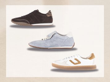 Tre olika platta sneakers syns under varandra mot en ljus bakgrund. Överst en svart sko med brunt mönstrad detalj vid hälen. I mitten en ljusblå sko med vita accenter. Längst ner en vit sko med brun sula och bruna detaljer. | © Gabor Shoes GmbH, Tyskland