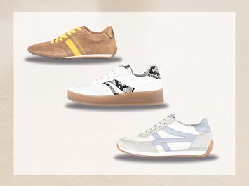 Tre olika sneakers på ljus bakgrund. Överst en brun sko med gula ränder, i mitten en vit sko med svart mönster och brun sula, längst ner en vit sko med ljusblå och grå detaljer. | © Gabor Shoes GmbH, Tyskland