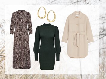 Tre klädesplagg och örhängen. Från vänster till höger: en lång klänning med leopardmönster, guldfärgade creolörhängen ovanför, mörkgrön stickad klänning med långa ärmar, ljusbeige kappa med bälte och stora fickor. | © aboutyou.de 