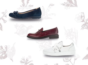 Drei Damenschuhe sind vor einem hellen Hintergrund mit floralen Mustern angeordnet. Oben ist ein blauer Ballerina mit dekorativer Schleife, in der Mitte ein burgunderroter Loafer, unten ein weißer Sneaker mit Schleifendetail und silbernen Akzenten. | © Gabor Shoes GmbH, Rosenheim