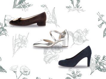 Drei Damenschuhe sind auf einem hellen Hintergrund mit floralen Mustern abgebildet. Oben links ein brauner Schuh mit niedrigen Absatz und goldener Verzierung, in der Mitte ein silberfarbener Schuh mit Blockabsatz und Riemchen, unten rechts ein dunkelblauer Pumps mit hohem Absatz. | © Gabor Shoes GmbH, Rosenheim