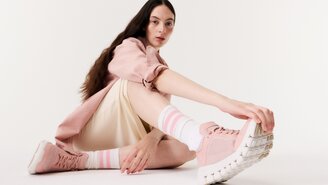 Zwei Frauen stehen nebeneinander, sie tragen schwarze Oberteile und umarmen sich freundlich vor hellem Hintergrund. | © Gabor Shoes GmbH, Rosenheim