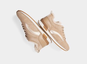 Tre sneakers in colori pastello su sfondo chiaro: in alto una sneaker gialla, al centro una sneaker bianca con cerniera, in basso una sneaker grigio chiaro con dettaglio giallo sul tallone. | © Gabor Shoes GmbH, Germania