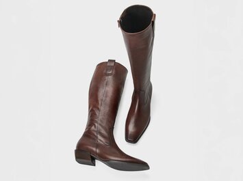 Bruna knähöga läderstövlar från Gabor med lätt spetsig form mot vit bakgrund. | © Gabor Shoes GmbH, Tyskland