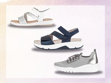 Tre olika damskor mot ljus bakgrund: en vit sandal, en mörkblå sandal och en grå sportssko. | © Gabor Shoes GmbH, Tyskland