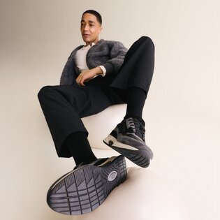 Un uomo salta in uno skatepark, indossa abiti beige e sneakers scure. | © Gabor Shoes GmbH, Germania