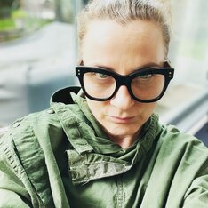 Eine Frau in dunkler Kleidung, als sepiafarbenes Porträt vor dunklem Hintergrund aufgenommen. | © Gabor Shoes GmbH, Rosenheim