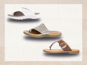Tre damsandaler i olika design syns bredvid varandra mot en ljus bakgrund. Överst en vit slip-in sandal med bred rem och bekväm, profilerad sula. I mitten en ljusgrå slip-in sandal med enkel läderrem och brun sula. Nederst en brun flip-flop sandal med guldfärgat spänne. | © Gabor Shoes GmbH, Tyskland