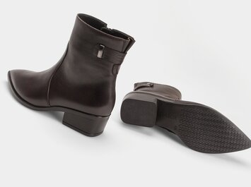 Tre diverse scarpe da donna con tacco, rispettivamente in marrone, blu e argento, sono disposte una sotto l’altra su sfondo chiaro. | © Gabor Shoes GmbH, Germania