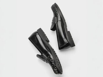 Mocassins noirs pour femme en cuir verni avec semelle profilée, détachés sur fond blanc. | © Gabor Shoes GmbH, Allemagne