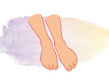 Illustration av två nakna fötter bredvid varandra mot en bakgrund av lila och gul akvarellfärg. | © Gabor Shoes GmbH, Tyskland