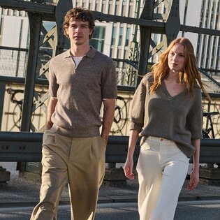 Ein Mann und eine Frau gehen nebeneinander in einem Skatepark und tragen lässige Kleidung und Sneaker. | © Gabor Shoes GmbH, Rosenheim