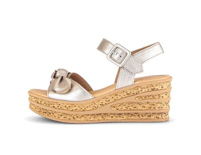 Sandalo con zeppa oro