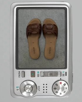 Braune Gabor Damen-Pantoletten aus Leder, als Paar von oben fotografiert, dargestellt auf dem Display einer silbernen Digitalkamera. | © Gabor Shoes GmbH, Rosenheim