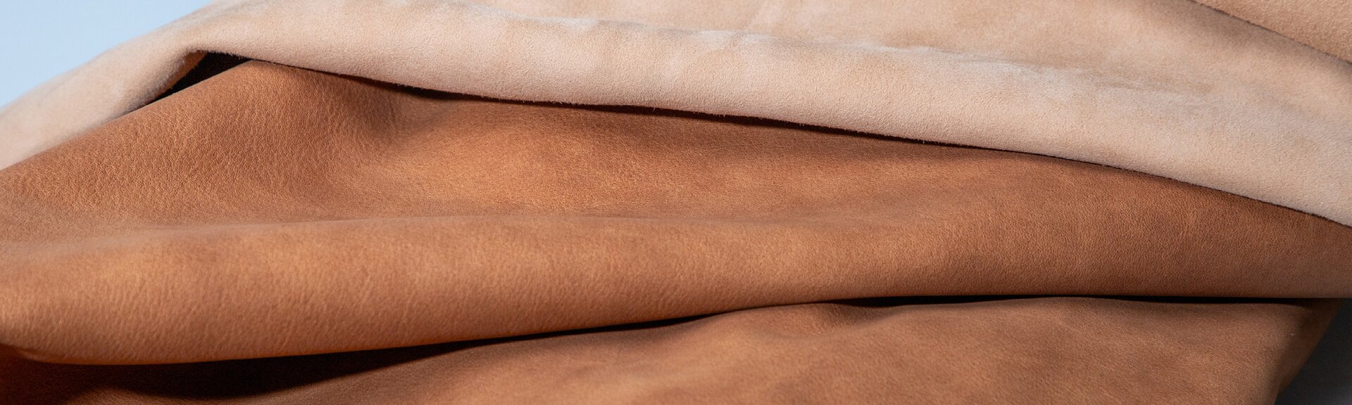 Gestapelte Stücke hellbraunes und braunes Leder. | © Gabor Shoes GmbH, Rosenheim