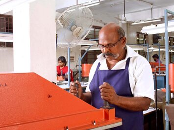 Personen arbeiten an Maschinen in einer Fabrikhalle. | © Gabor Shoes GmbH, Rosenheim