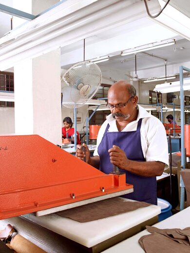 Personen arbeiten an Maschinen in einer Fabrikhalle. | © Gabor Shoes GmbH, Rosenheim