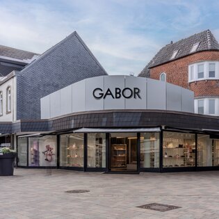 Außenansicht des Gabor Flagshipstores auf Sylt mit großem Gabor-Schriftzug über dem Eingang und großen Schaufenstern. | © Sven Erberich