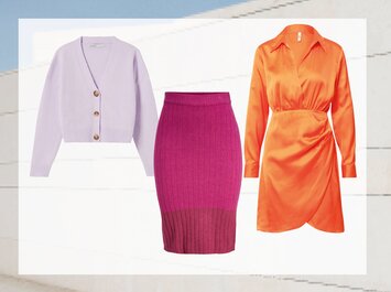 En ljuslila stickad kofta med knappar, en rosa stickad kjol och en orange omlottklänning är arrangerade bredvid varandra mot en ljus bakgrund. | © aboutyou.de 