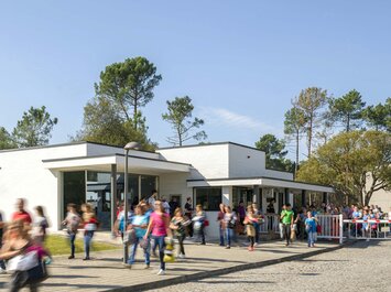 Viele Menschen gehen vor dem Gabor-Werksgebäude entlang. | © Gabor Shoes GmbH, Rosenheim