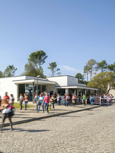 Viele Menschen gehen vor dem Gabor-Werksgebäude entlang. | © Gabor Shoes GmbH, Rosenheim