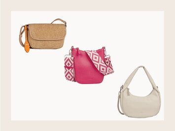 Drei unterschiedliche Handtaschen vor hellem Hintergrund. Links oben eine kleine braune Tasche aus geflochtenem Material mit orangefarbenem Anhänger. In der Mitte eine pinke Ledertasche mit auffälligem gemustertem Schulterriemen in Pink und Weiß. Rechts unten eine halbmondförmige, cremeweiße Ledertasche. | © Gabor Shoes GmbH, Rosenheim