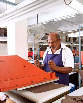 Personen arbeiten an Maschinen in einer Fabrikhalle. | © Gabor Shoes GmbH, Rosenheim