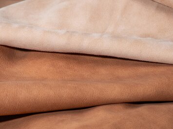 Gestapelte Stücke hellbraunes und braunes Leder. | © Gabor Shoes GmbH, Rosenheim