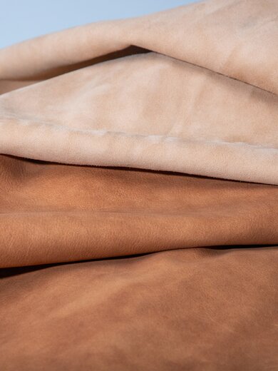 Gestapelte Stücke hellbraunes und braunes Leder. | © Gabor Shoes GmbH, Rosenheim