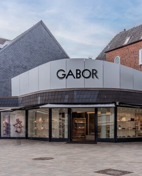 Außenansicht des Gabor Flagshipstores auf Sylt mit großem Gabor-Schriftzug über dem Eingang und großen Schaufenstern. | © Sven Erberich