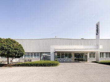 Eingang eines modernen Gabor-Firmengebäudes. | © Gabor Shoes GmbH, Rosenheim