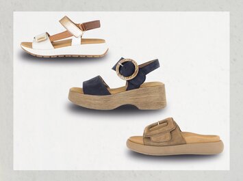 Tre olika damsandaler syns mot vit bakgrund: överst en vit sandal med gyllene remmar, i mitten en mörkblå sandal med bred trä­sula och stort spänne, längst ner en brun slip-in-sandal med bekväm sula. | © Gabor Shoes GmbH, Tyskland