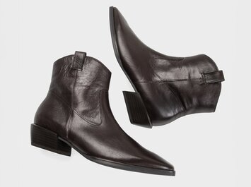 Bottines marron foncé pour femme en cuir avec bout pointu et talon bloc de hauteur moyenne, détachées sur fond blanc. | © Gabor Shoes GmbH, Allemagne