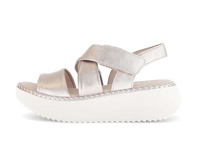 Sandalo con plateau oro