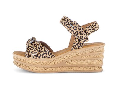 Sandaleno met sleehak beige