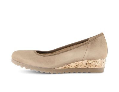 Pump met sleehak beige